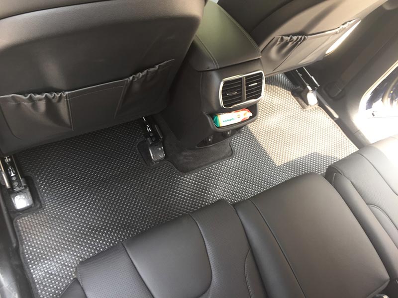 Lắp đặt thảm lót sàn ô tô bằng cao su xe Huyndai santafe 2019 hàng ghế thứ hai